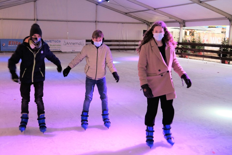 Ferre, Robbe en Nietya: de eerste bezoekers van Winterdorp Schilde, dat vrijdagnamiddag de poorten opende.