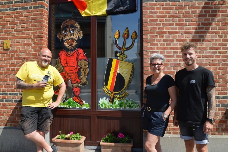 Erwin Garfield met zijn Lukaku-karikatuur en Conny en Joël van café Rocks The Vintage Lounge in Zoersel. “Ah, is dat Kevin De Bruyne?”, vroeg een ietwat bijziende Zoerselaar.