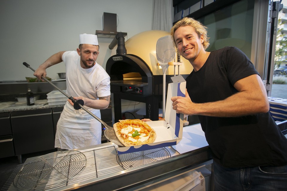 Louis Dellafaille vangt de eerste Luigi’s Pizza op van meester-bakker Antonio Corsetto. 