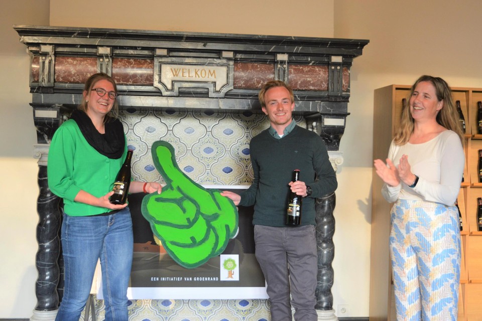 Anne Stuer en Michiel Cornelis nemen de Groene Duim in ontvangst van Sky Rymenants van GroenRand. Ze kregen ook een fles Duimpjesbier. 