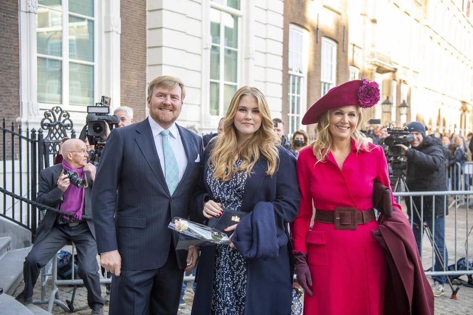Koningin Máxima hier met koning Willem-Alexander en dochter Amalia in een meer officiële outfit. 