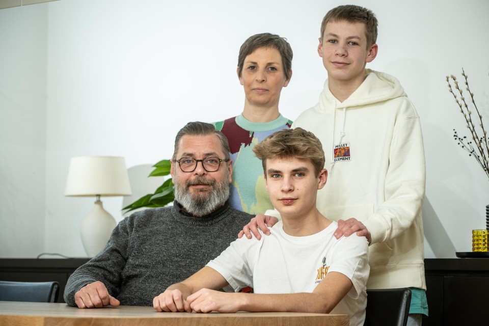 Kurt Verheyden en zijn vrouw Katrien Boven, met hun twee zonen Bas (16, rechts beneden) en Pim (14).
