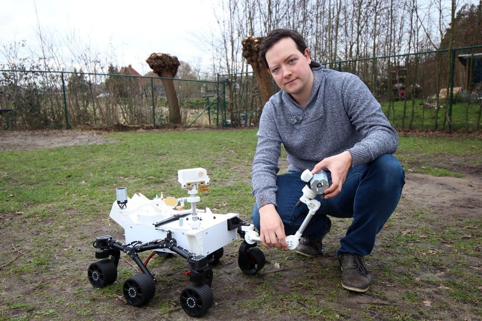 Jona Gladines toont het schaalmodel van de Mars Rover die donderdag op mars landt.