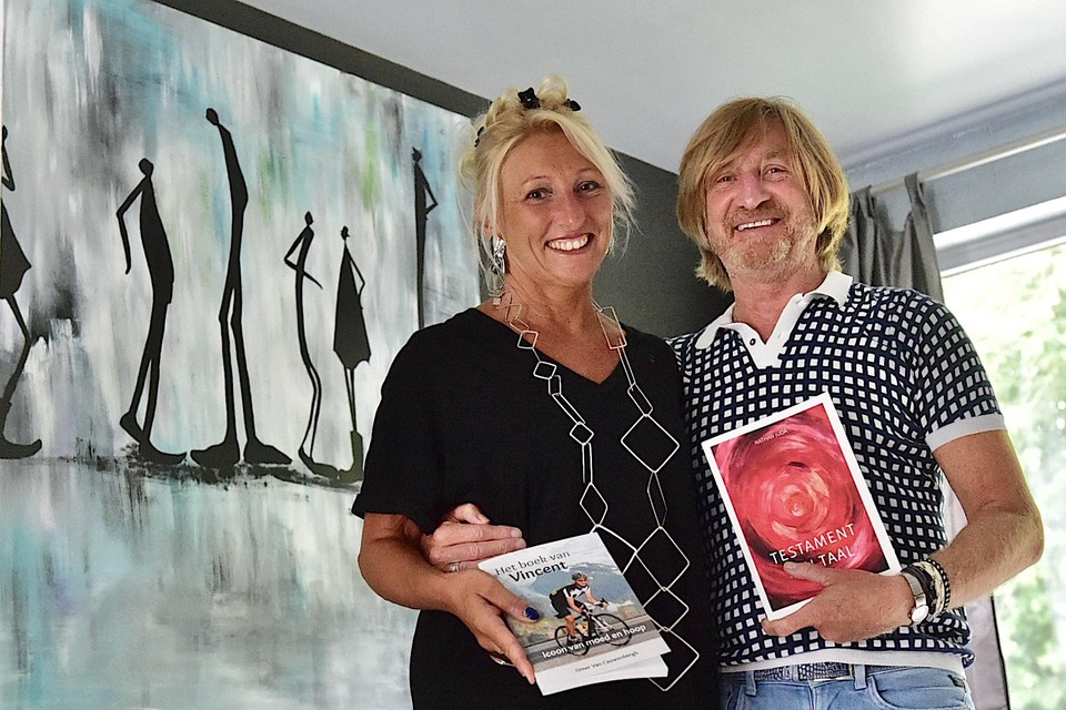 Omer en Nathalie met de twee uitgegeven boeken.