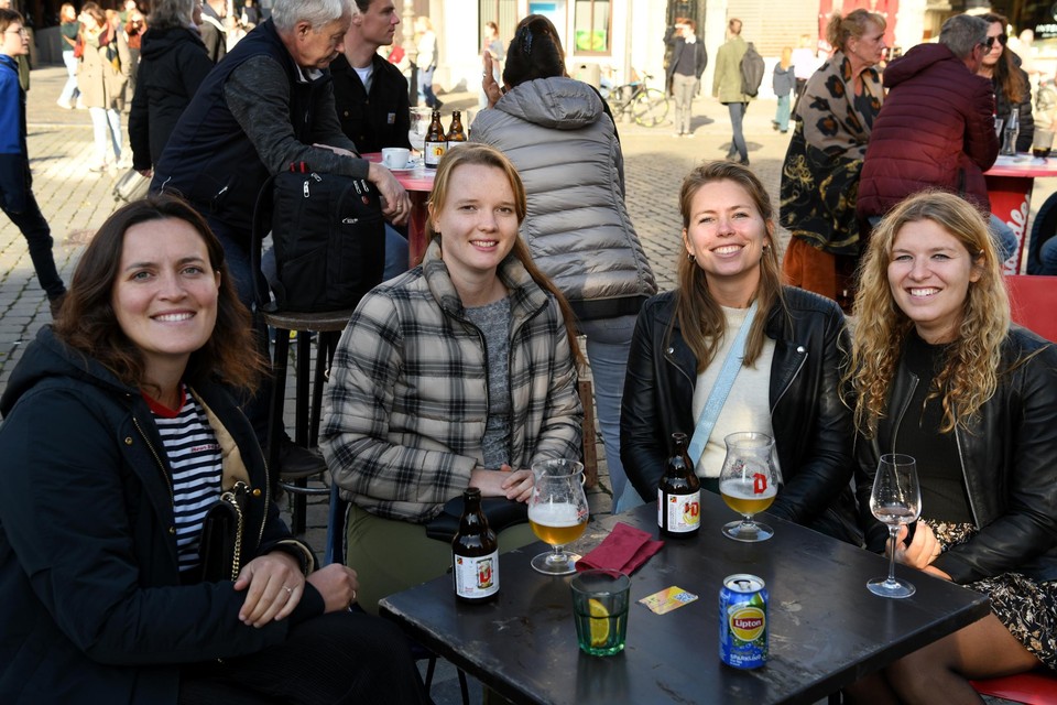 Vriendinnen Robyn, Romy, Charelle en Sophie op de Antwerpse Grote Markt. 
