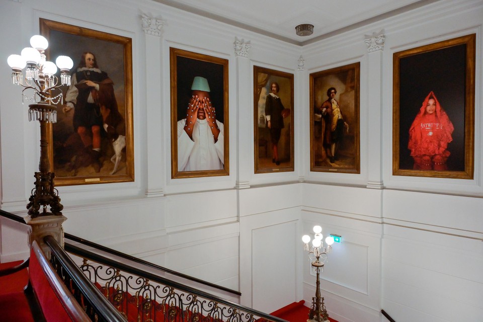 Raad van Bestuur Culturele Instellingen Antwerpen verdeeld over de vraag of foto’s in trappenhal nu een politiek statement is of niet.