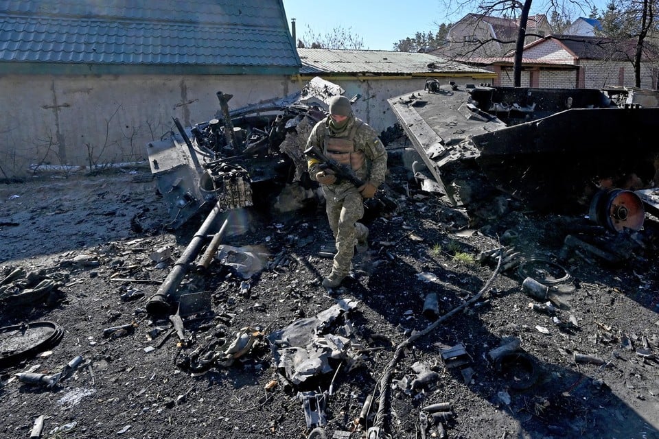 Een Oekraïense soldaat bij een vernield Russisch pantservoertuig in Irpin (Kiev). 