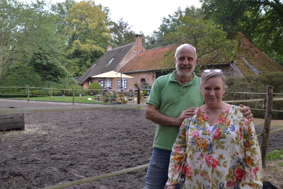 Yves en Veerle voor de Swaenhoeve. De loft onder de rieten kap wordt ook verhuurd.