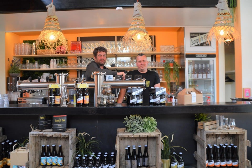 Dave Laermans en Kurt Van Peer achter de bar van De Proeverij.