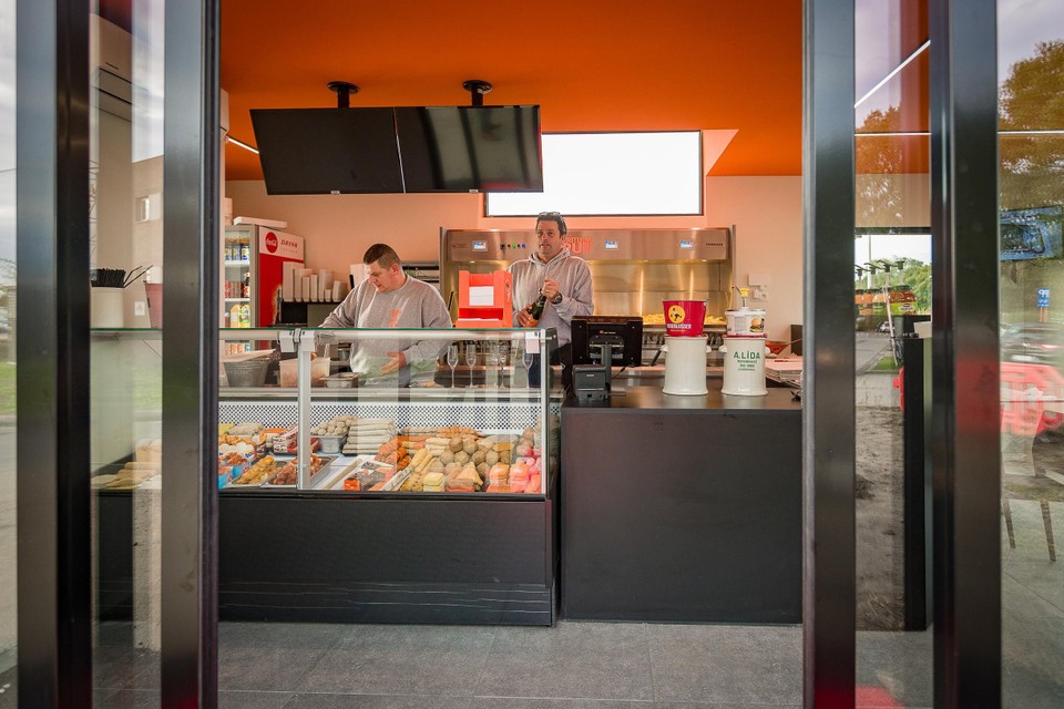 Op het Douaneplein werd een moderne frituur gebouwd.