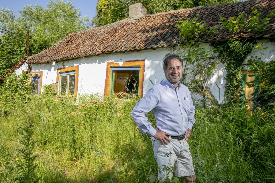 Heemkundige Jan Peeters bij een van de laatste lemen huisjes op de Pijpelheide.