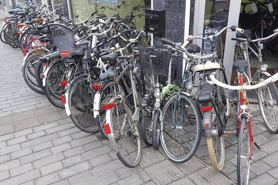 Bij een fietsenwinkel in Berchem nam de politie maar liefst vijftig fietsen en zes e-steps in beslag waarvan vermoed wordt dat ze gesloten zijn.