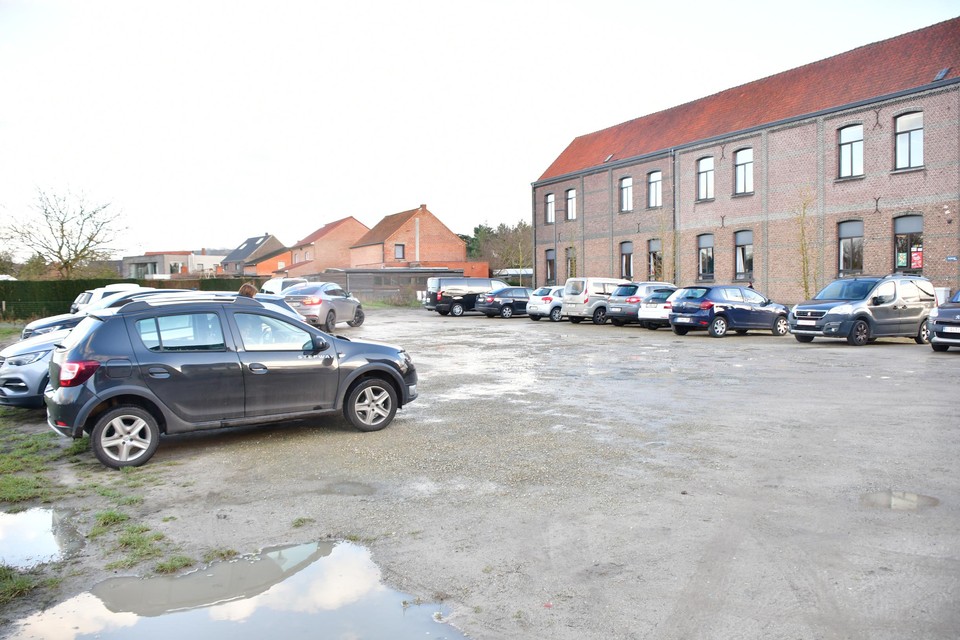 Ook deze parking aan basisschool De Knipoog zou verdwijnen.