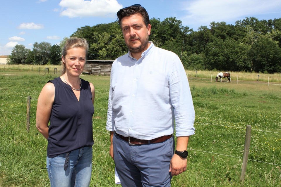 Jasmin Nijs en Tim De Hertogh staan aan de paardenwei waar de padelvelden zouden komen.