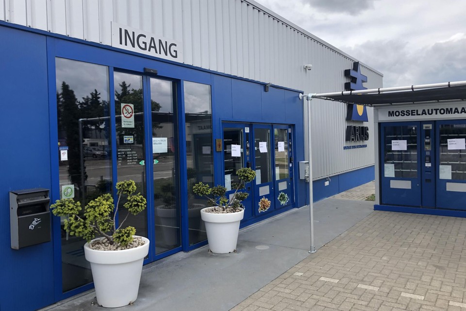 De winkel van Arijs is gesloten, de mosselautomaten zijn leeg.