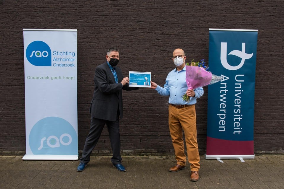 Joost Martens (l.), directeur van de Stichting Alzheimer Onderzoek, is enthousiast over het onderzoeksvoorstel van Georgios Keliris.