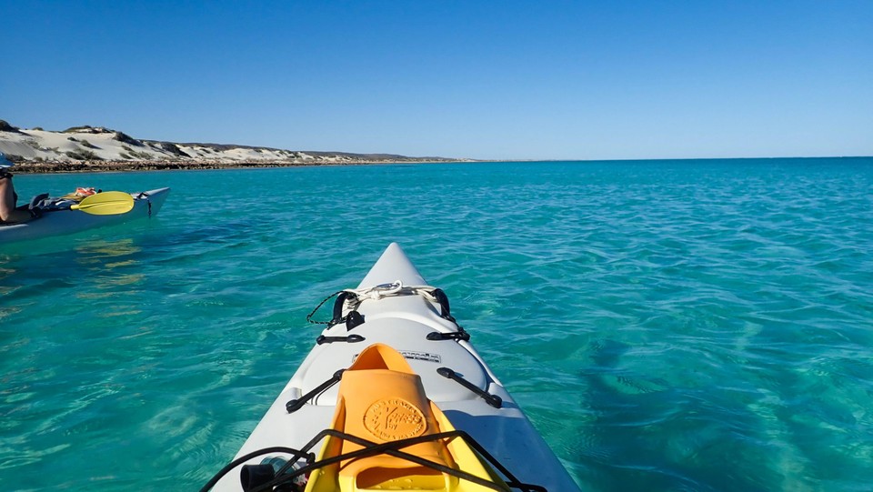 Rustig kajakken op paradijselijk blauw water.