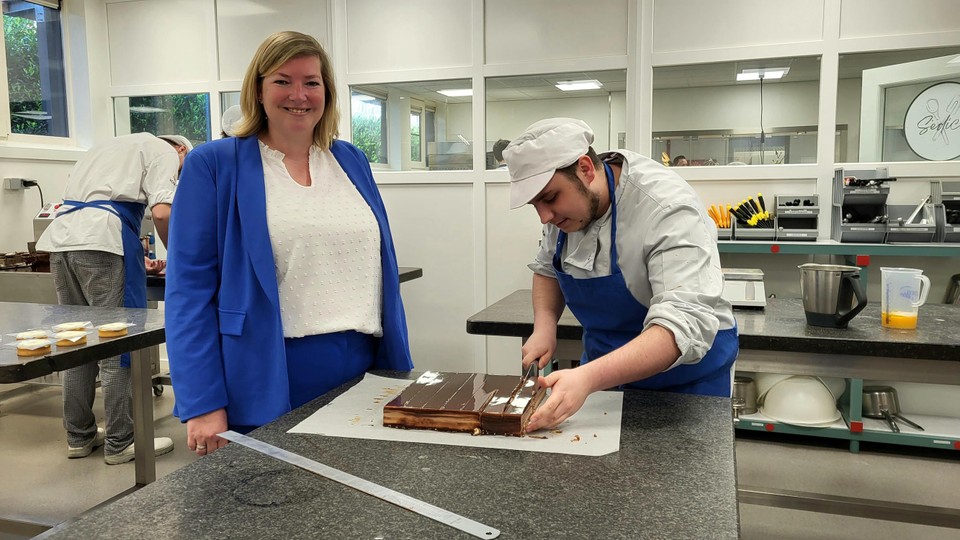 Karen Celis inspecteert een aanlokkelijk chocoladedessert: kijken mag, aankomen is voor later.