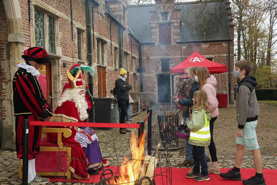 Sinterklaas ontving de kinderen coronaproof in het voorpark van Veltwijck. 