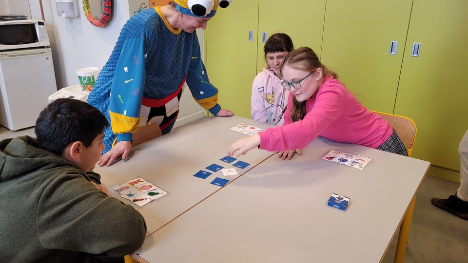De leerlingen van BuBao Sint-Rafaël in Sint-Job testen alvast het memoryspel uit.