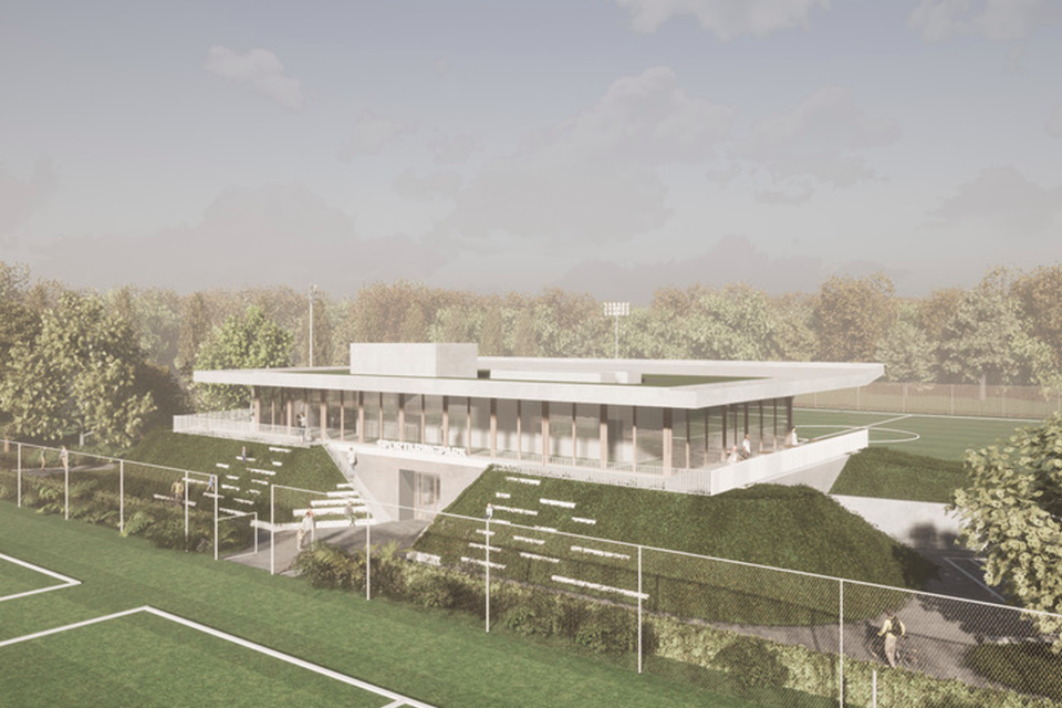 Het nieuwe sportpaviljoen in het Sportkringpark komt pal tussen de voetbalvelden.