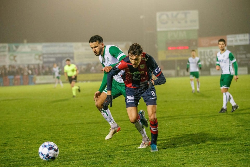 Naim Boujouh (links), hier in duel met Benoit Bruggeman, die later nog rood kreeg.