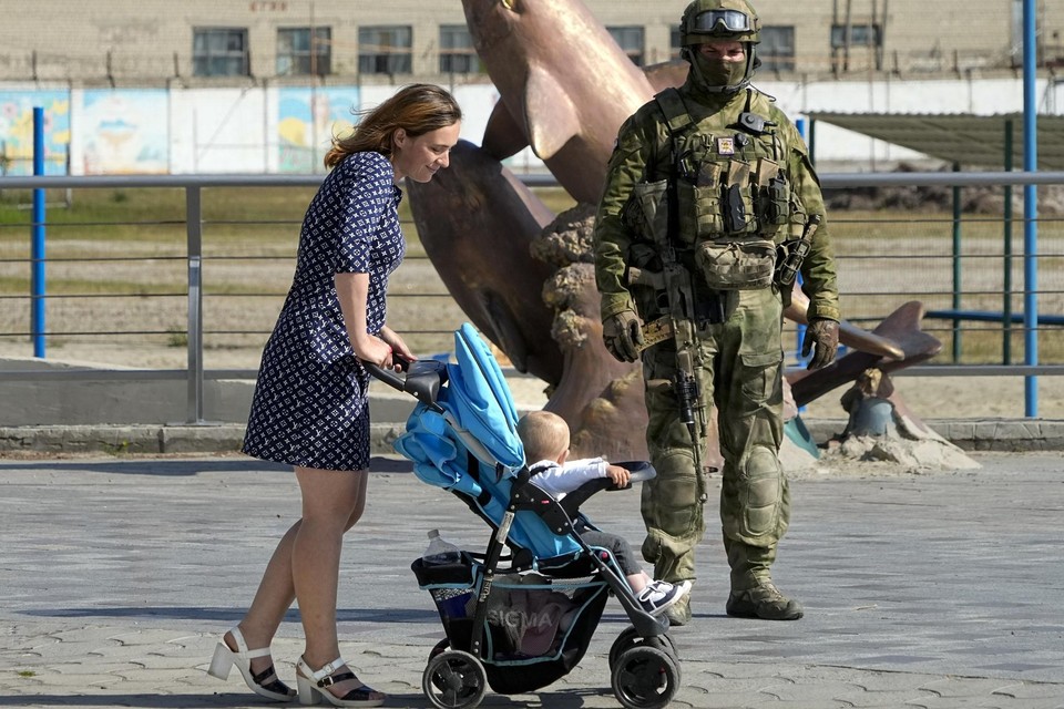 Een Russische soldaat in Cherson.