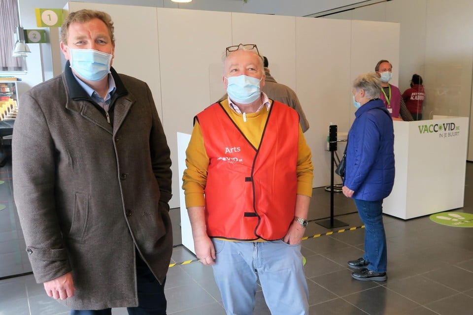 Burgemeester Maarten De Veuster (links) bij het bezoek aan het mobiele vaccinatiecentrum VacCovid on tour, dat in april als eerste Schoten aandeed. 