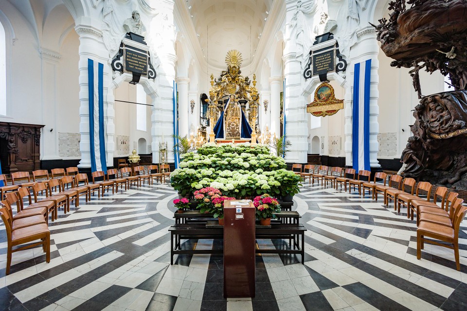 In de basiliek kan je rond Onze-Lieve-Vrouw van Hanswijk zitten.