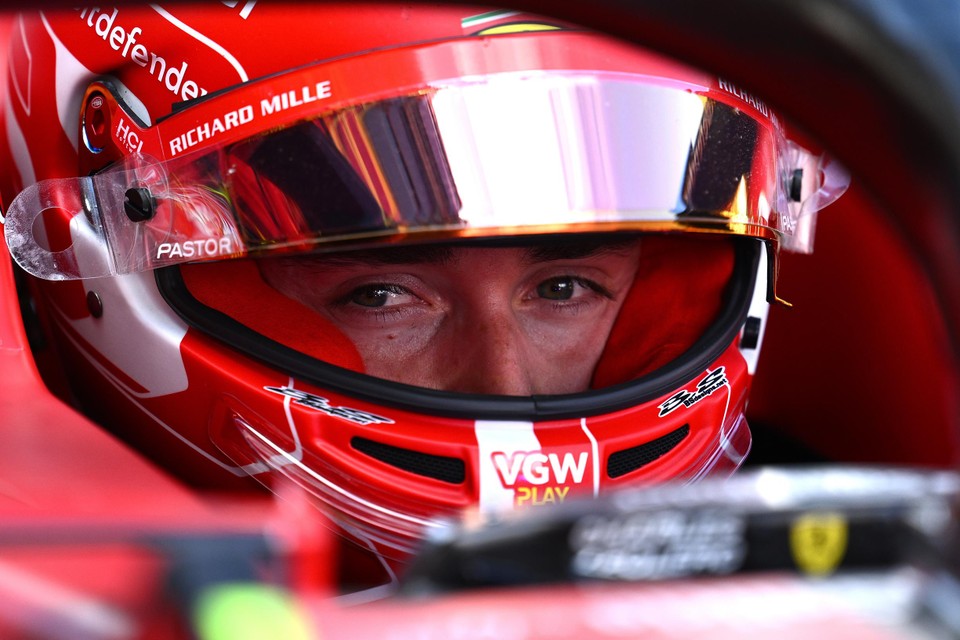 Charles Leclerc is van beroep F1-coureur bij renstal Ferrari, die krijg je liever niet achter je aan.
