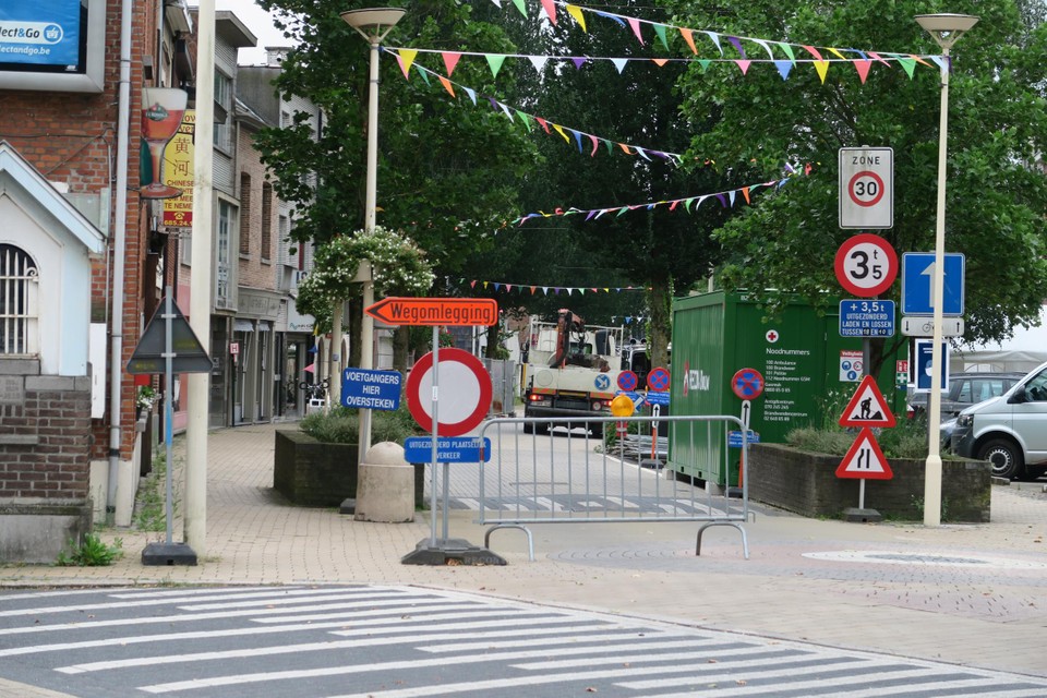 Omwille van de drukke bouwactiviteiten die weldra zullen plaatsvinden vooraan in de Paalstraat, heeft de gemeente de winkelstraat afgesloten voor doorgaand verkeer. 