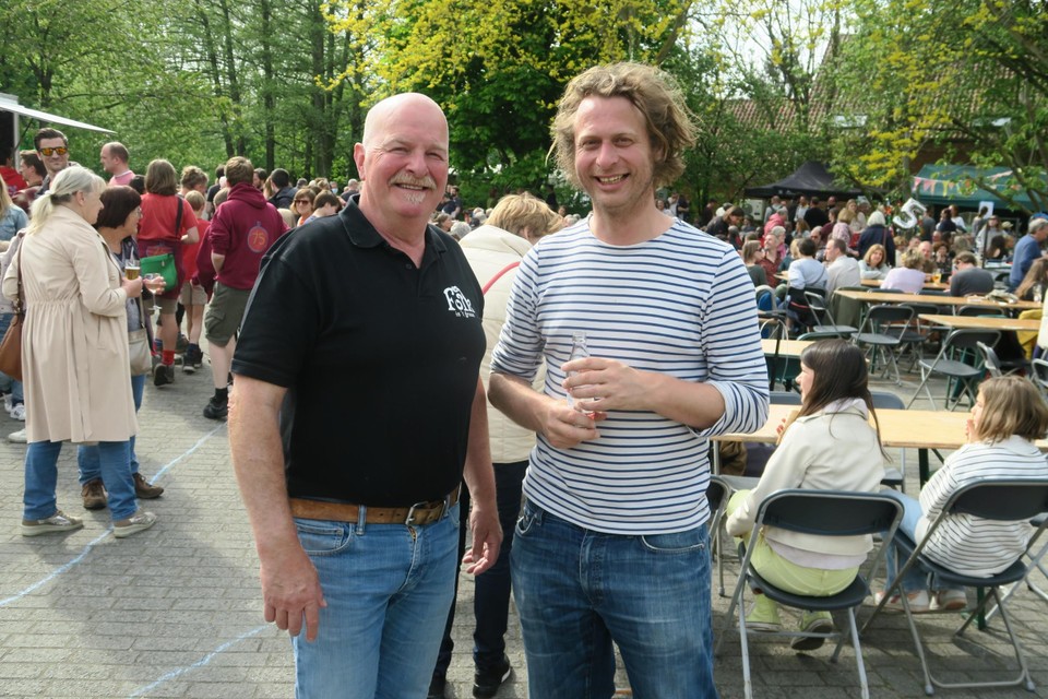 Organisator Yves Helsen (r) met ‘ancien’ Brecht Bellefroid, die veel respect heeft voor zijn opvolger en hem met raad en daad bijstaat. 