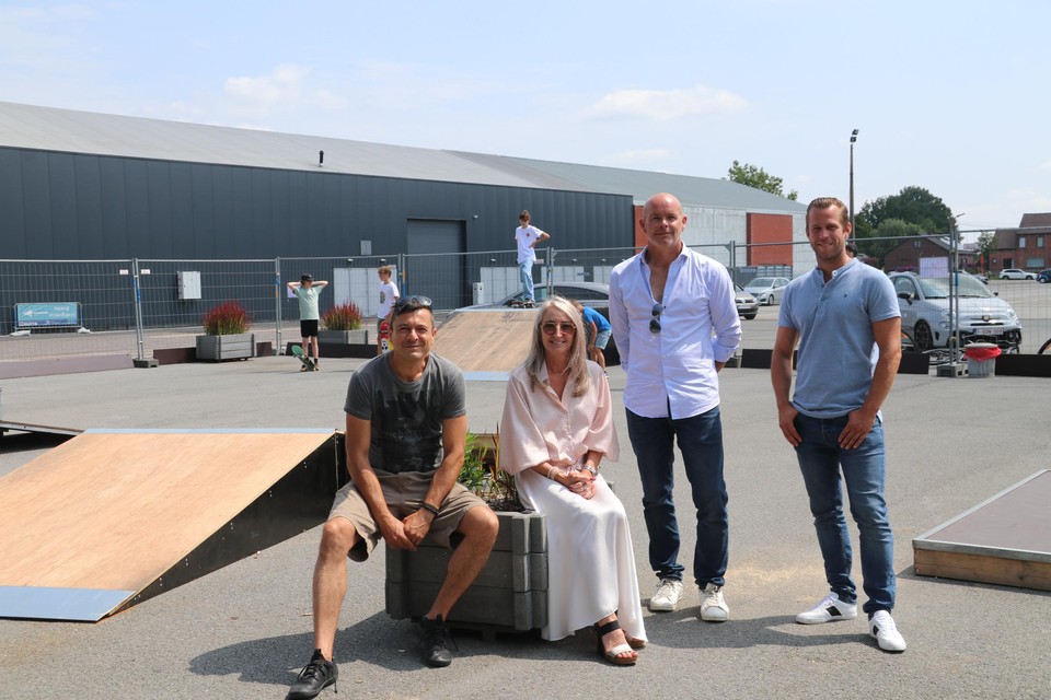 Een delegatie van het schepencollege bij het pop-up skatepark aan Klein Boom