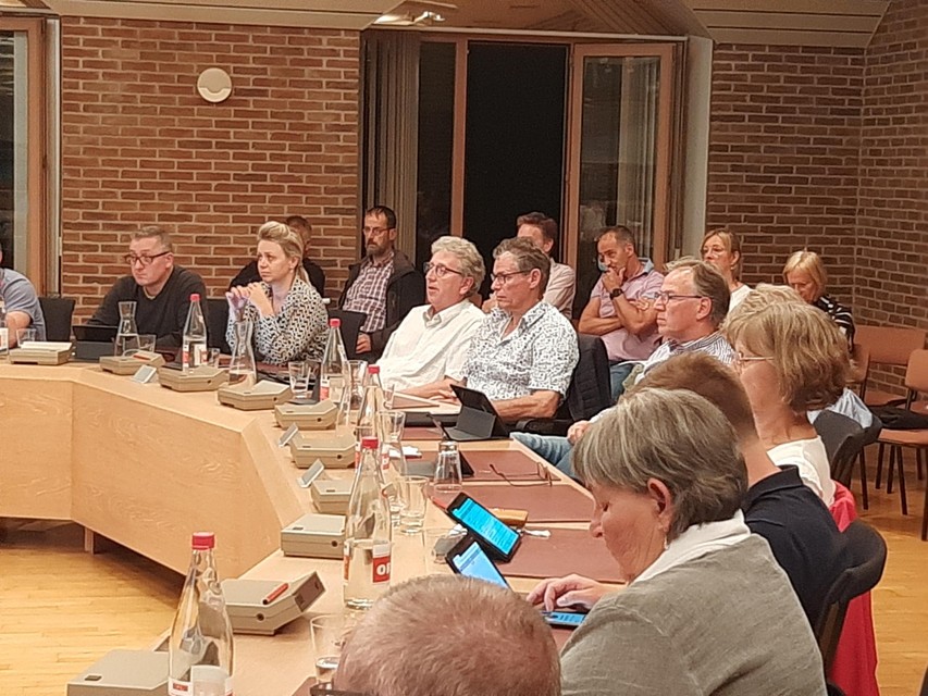 De betrokken handelaars en buren moesten veel geduld oefenen, want het werd een heel lange zitting.