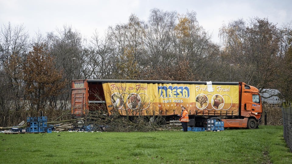 Een vrachtwagen geladen met dranken denderde van de E34 in Turnhout in een naastgelegen wei. 