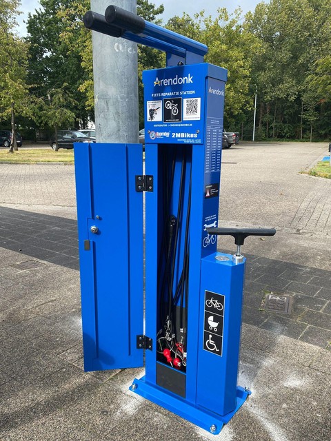 De fietsherstelzuil bevat een pomp en enkele essentiële gereedschappen.