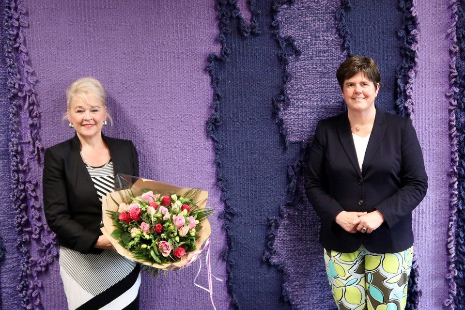 Marjon de Hoon-Veelenturf kreeg na de beëdiging bloemen van Commissaris van de Koning Ina Adema.