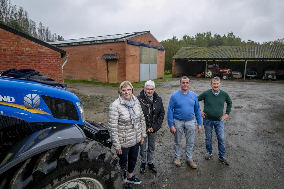 Grondeigenaars Christiane en Lucienne Vetters, landbouwer Koen Staquet en gemeenteraadslid Marcel Van Hoof.