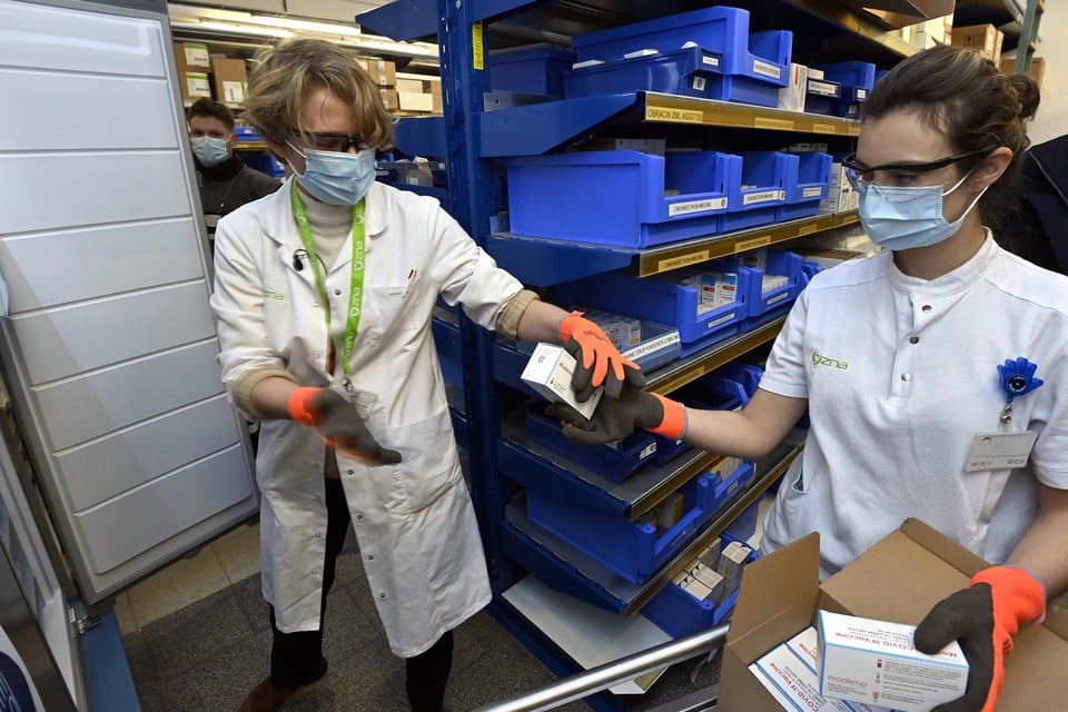 Hoofdapotheker Leen Ronsyn plaatst de vaccins in de diepvriezer, waar ze op -20 graden worden bewaard. 