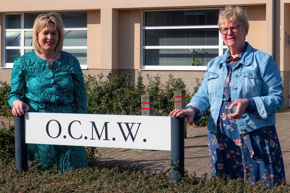 “Ik wil meer tijd doorbrengen met mijn kleinkinderen”, zegt Margriet Blockx (rechts), die de fakkel doorgeeft aan Lut Hermans (links).