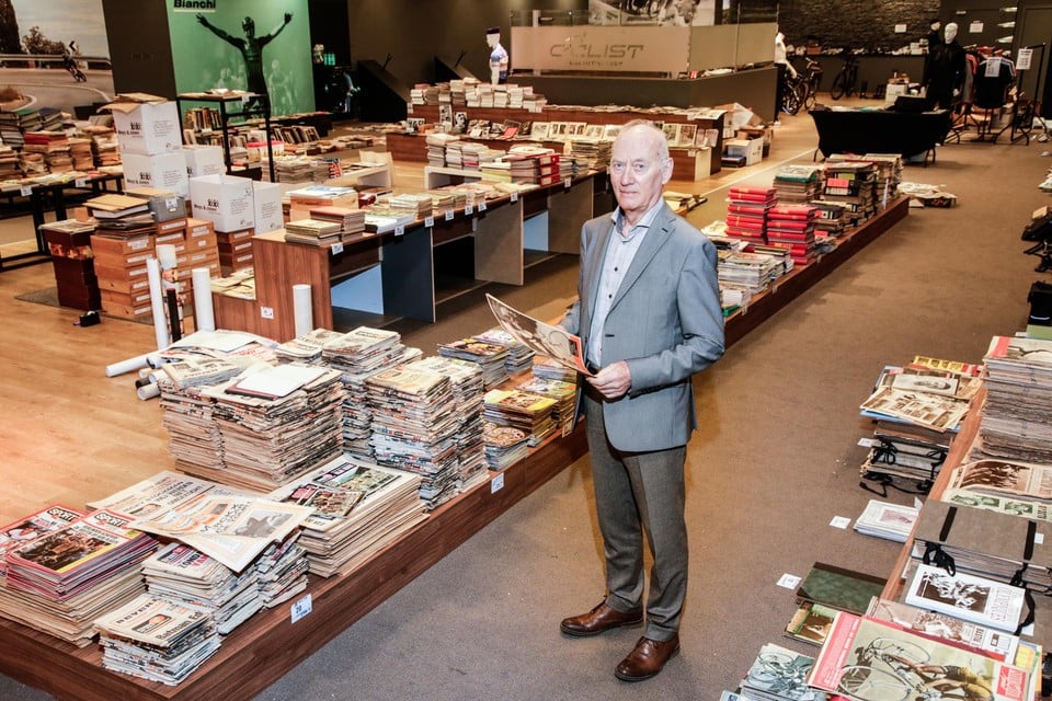 Hugo De Meyer tussen zijn verzameling. Zijn vrouw Monique snapt niet hoe dat allemaal ooit in hun huis heeft gelegen.