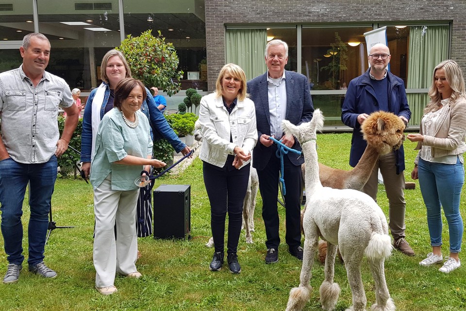 Nieuwkomers Basil, Stan en Tuur met een delegatie van wzc Sint-Lodewijk, Rotary en ook Rotaryleden Yolande Avontroodt (ereburgemeester) en Dirk Bauwens (huidig burgemeester).