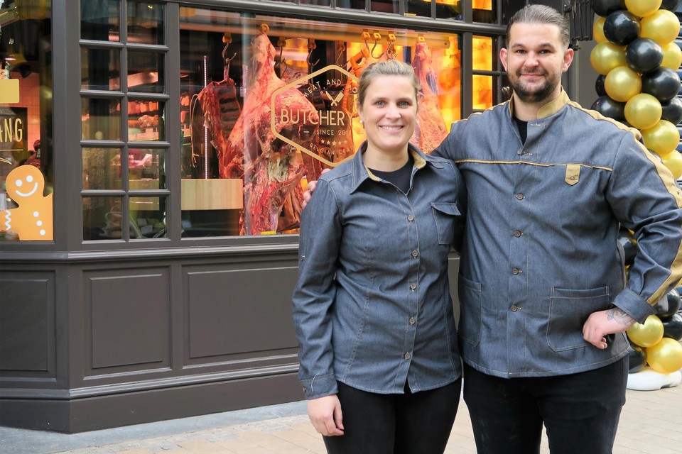 Elise en Jef voor hun nieuwe slagerij in de Paalstraat, met enkele indrukwekkende ‘kwartieren’ rijpend vlees in de vitrine.  