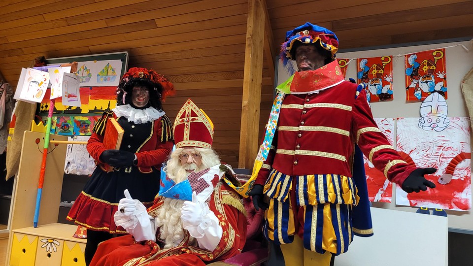 Zwarte Piet was een beetje jaloers op de sjaal die Sinterklaas van de tweede kleuterklas kreeg. 