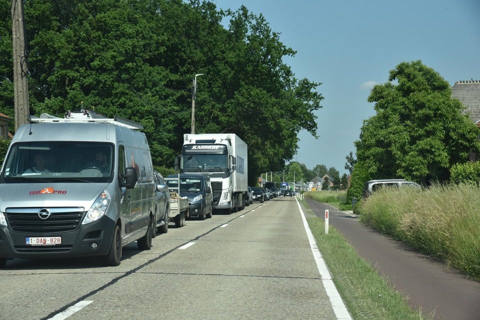 Aanschuiven op de Herentalsebaan richting Lier. Chauffeurs moeten nog even geduld oefenen.