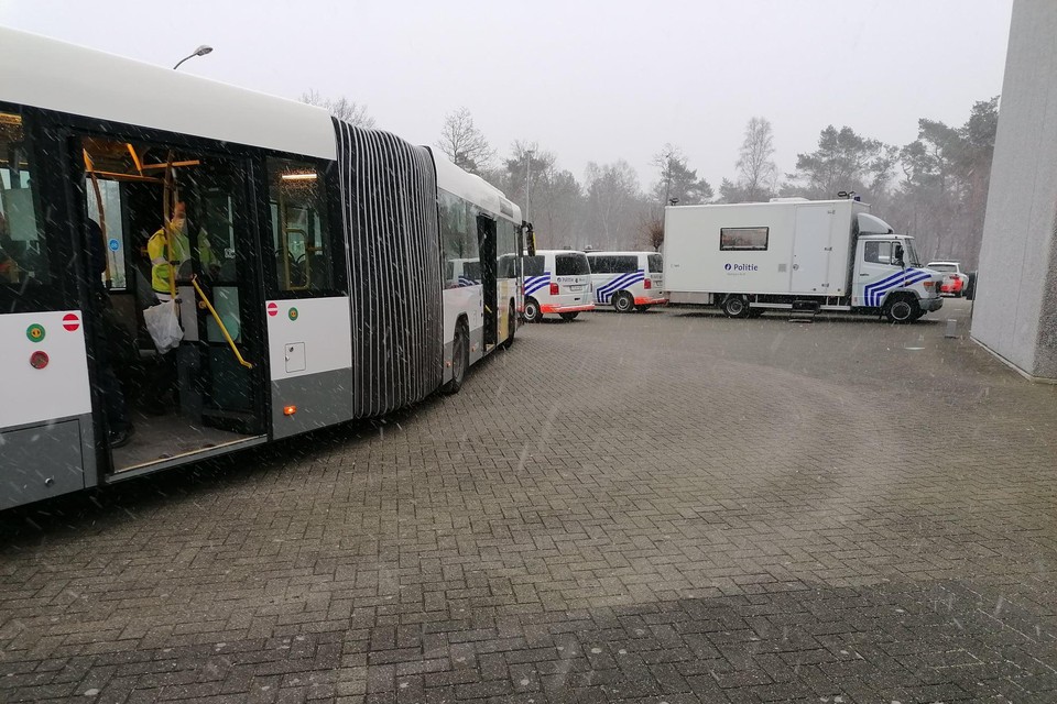 De politie controleerde in Poppel zaterdag vijf lijnbussen op de invoer van verdovende middelen.