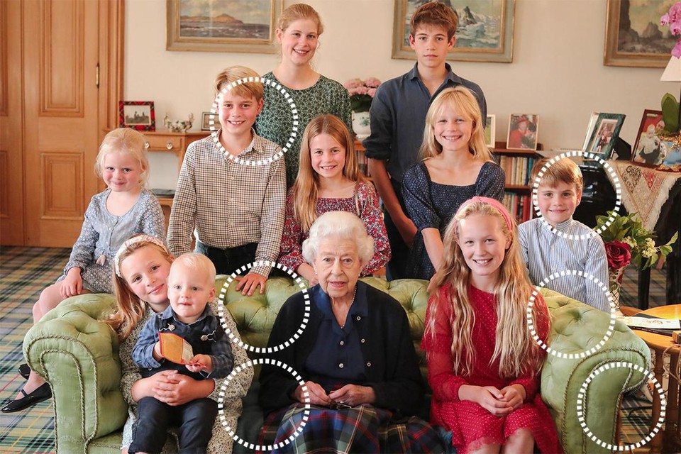 Het bewuste beeld van koningin Elizabeth met haar (achter)kleinkinderen.