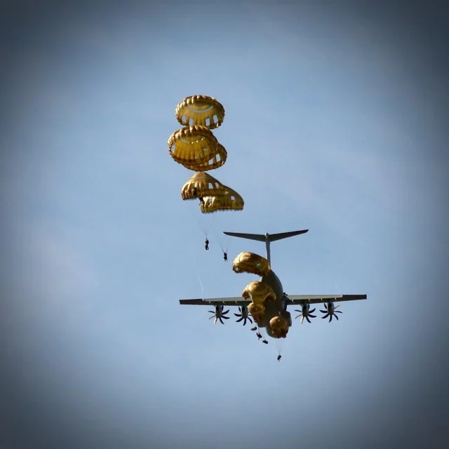 Een beeld van de dropping van parachutisten boven het vliegveld van Weelde. 