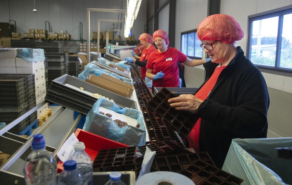 Veel producten worden nog met de hand verpakt.