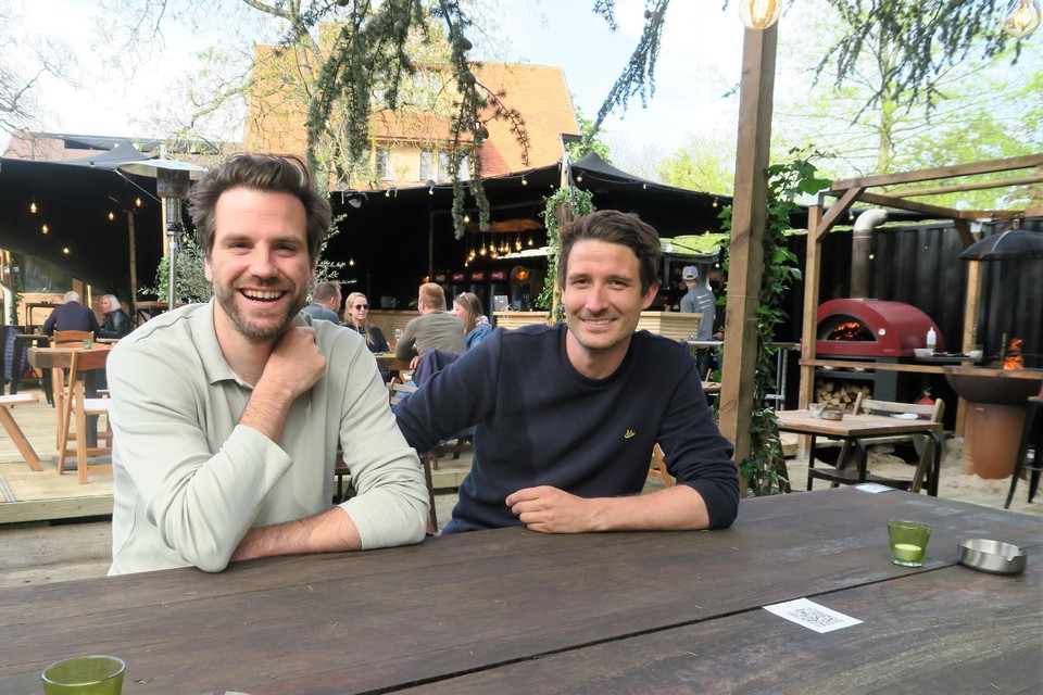 Organisatoren Yves Massignani en Thomas Van Praag in de pas geopende foodbar van Het Veld.